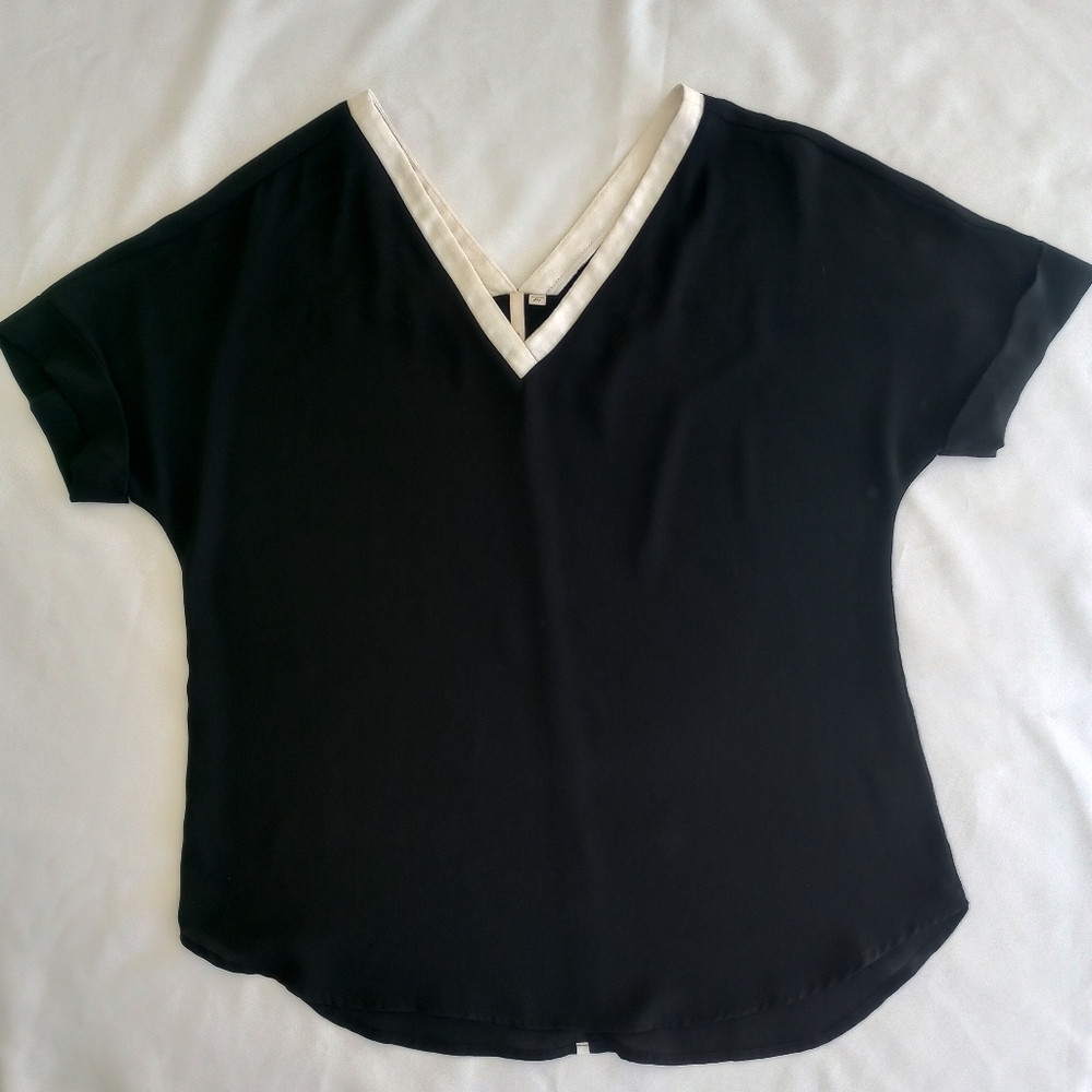 Bellatrix Sheet Black V-Neck Women's Shortsleeve Top Size M